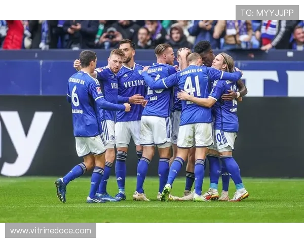 沙尔克战术调整后防守稳固，近期表现稳健