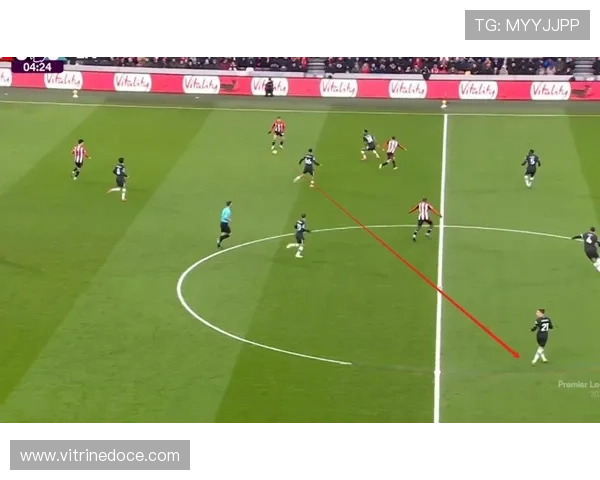 努涅斯在高位逼抢体系中的战术作用解析